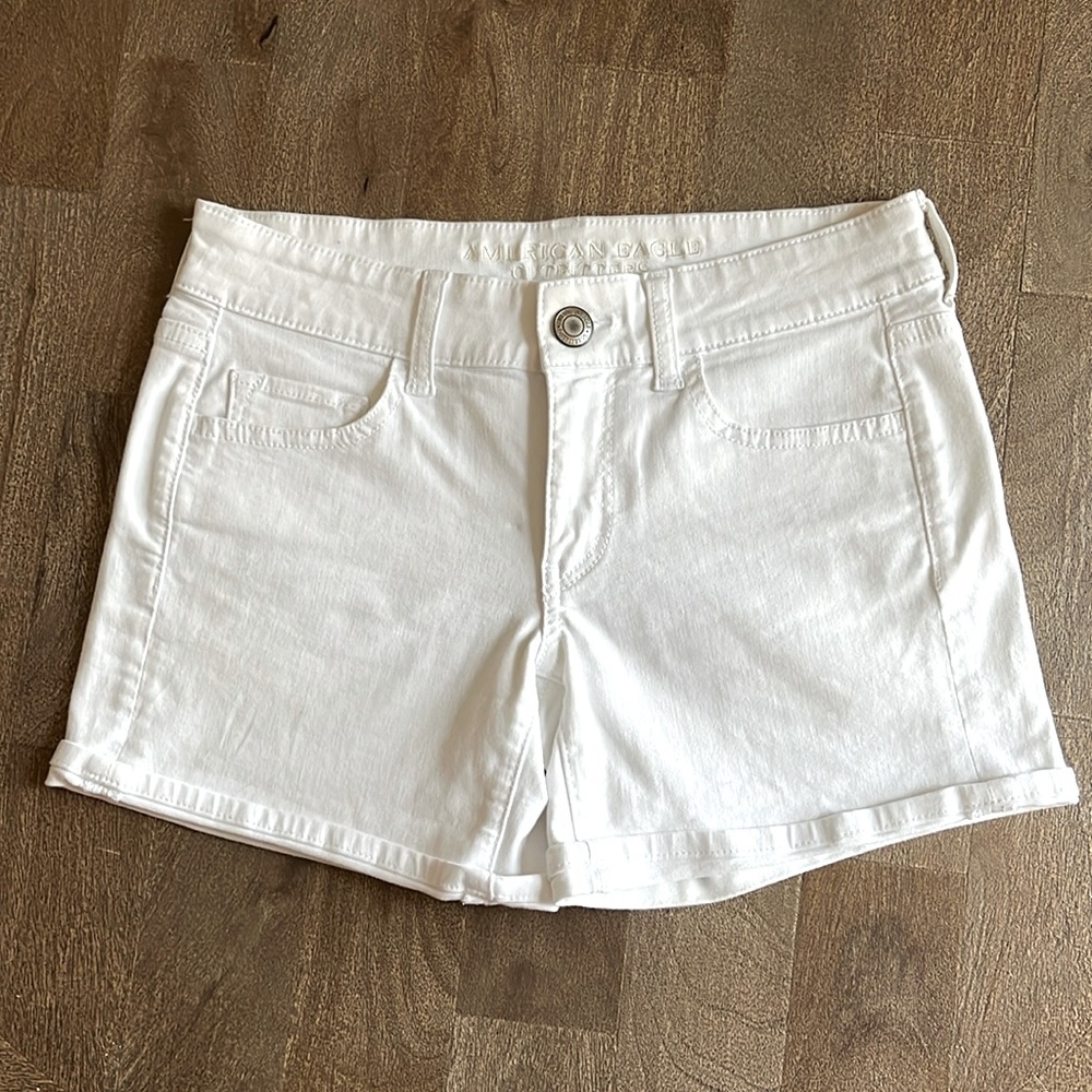 ✨EUC✨ AMERICAN EAGLE SUPER STRETCH MIDI SHORT in WHITE SZ 4